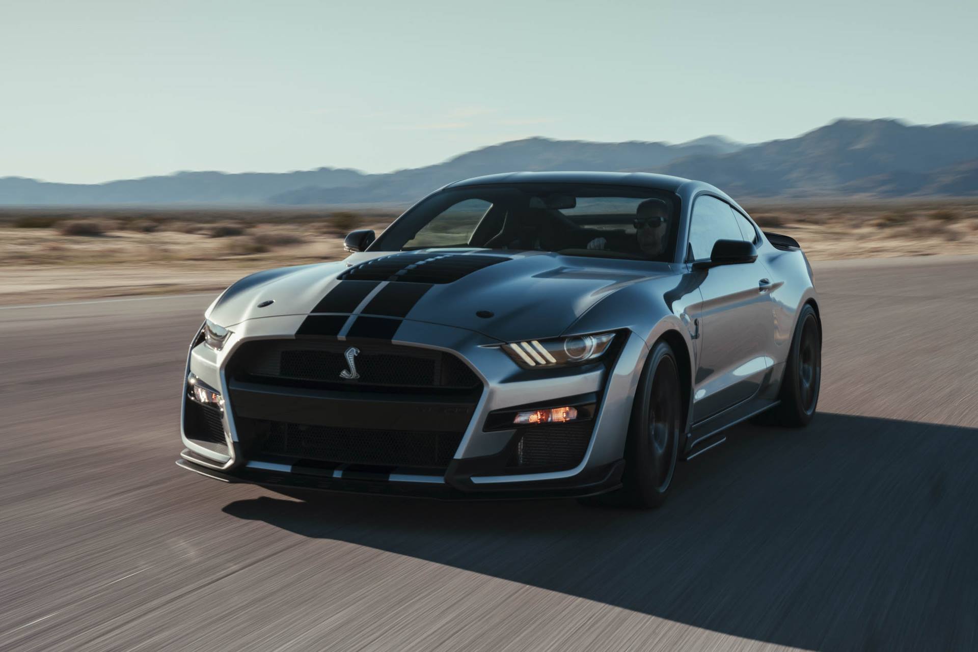 هل تودون معرفة سر الأداء الخارق لموستانج شيلبي GT500 الجديدة كليا ؟!